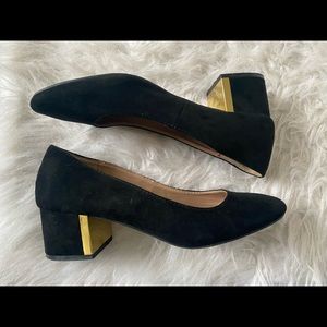 FIONI short black pumps with gold detail. Size 8.5 :)